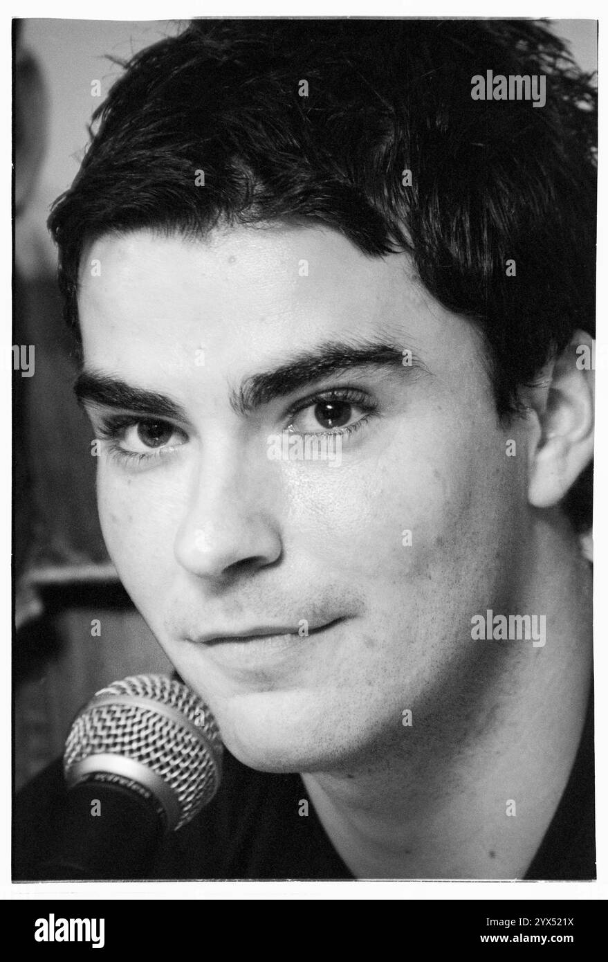 KELLY JONES, STEREOPHONICS, SOIRÉE DE LANCEMENT, PERFORMANCE ET ALBUM COCTAILS, 1999 : Kelly Jones répond aux questions. Stereophonics est le line-up original à la soirée de lancement et conférence de presse pour leur deuxième album performance and cocktails au Scott's Bar à Cardiff, pays de Galles, Royaume-Uni le 8 mars 1999. Photo : Rob Watkins. INFO : Stereophonics, un groupe de rock gallois, a émergé dans les années 1990 en tant que personnalités éminentes du rock britannique. Avec la voix râpeuse de Kelly Jones et des tubes comme 'Dakota', ils ont obtenu un succès commercial. Leur discographie reflète un mélange diversifié de genres rock, mettant en valeur leur attrait durable. Banque D'Images