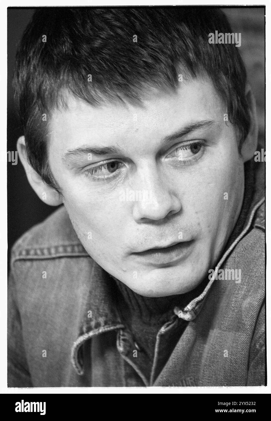 RICHARD JONES, STEREOPHONICS, SOIRÉE DE LANCEMENT, PERFORMANCE ET ALBUM COCTAILS, 1999 : Richard Jones répond aux questions. Stereophonics est le line-up original à la soirée de lancement et conférence de presse pour leur deuxième album performance and cocktails au Scott's Bar à Cardiff, pays de Galles, Royaume-Uni le 8 mars 1999. Photo : Rob Watkins. INFO : Stereophonics, un groupe de rock gallois, a émergé dans les années 1990 en tant que personnalités éminentes du rock britannique. Avec la voix râpeuse de Kelly Jones et des tubes comme 'Dakota', ils ont obtenu un succès commercial. Leur discographie reflète un mélange diversifié de genres rock, mettant en valeur leur attrait durable. Banque D'Images