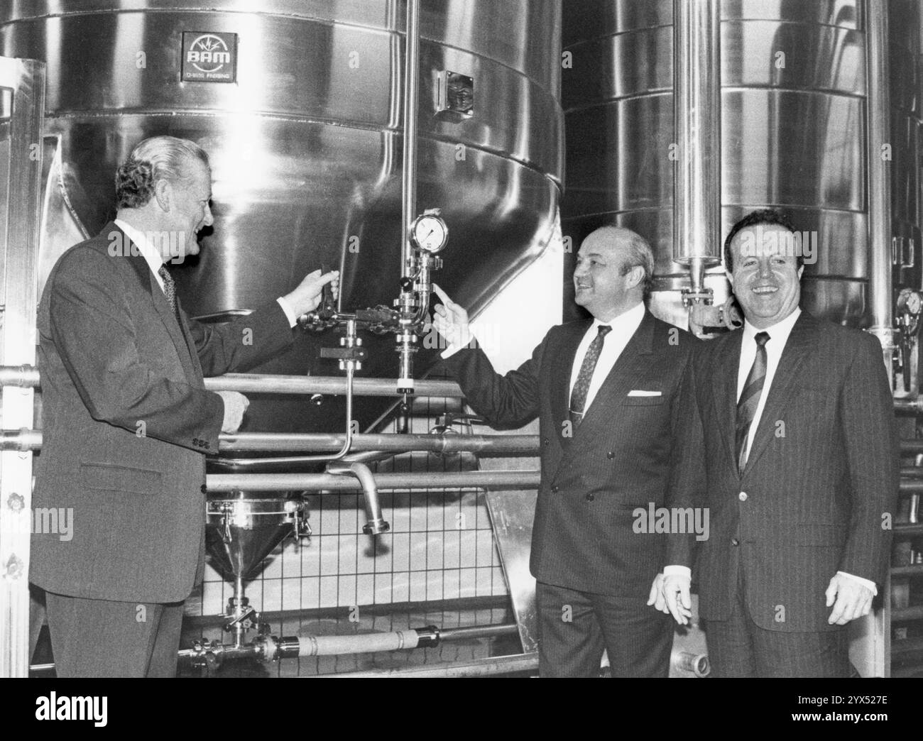 De gauche à droite : le premier ministre bavarois Max Streibl avec Gerhard Friedrich, directeur des Staatliches Hofbräuhaus, et le ministre des Finances Gerold Tandler lors de la présentation de la nouvelle brasserie de Münchner Hofbräu. [traduction automatique] Banque D'Images