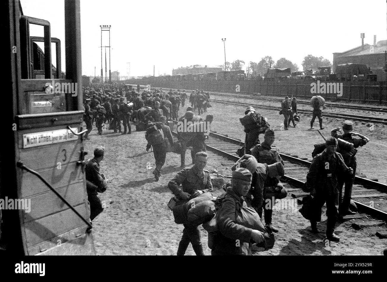 Russie 1943 Station de vacances pour soldats allemands, véhicules militaires chargés. Les soldats quittent un train de voyageurs qui est arrivé. [traduction automatique] Banque D'Images