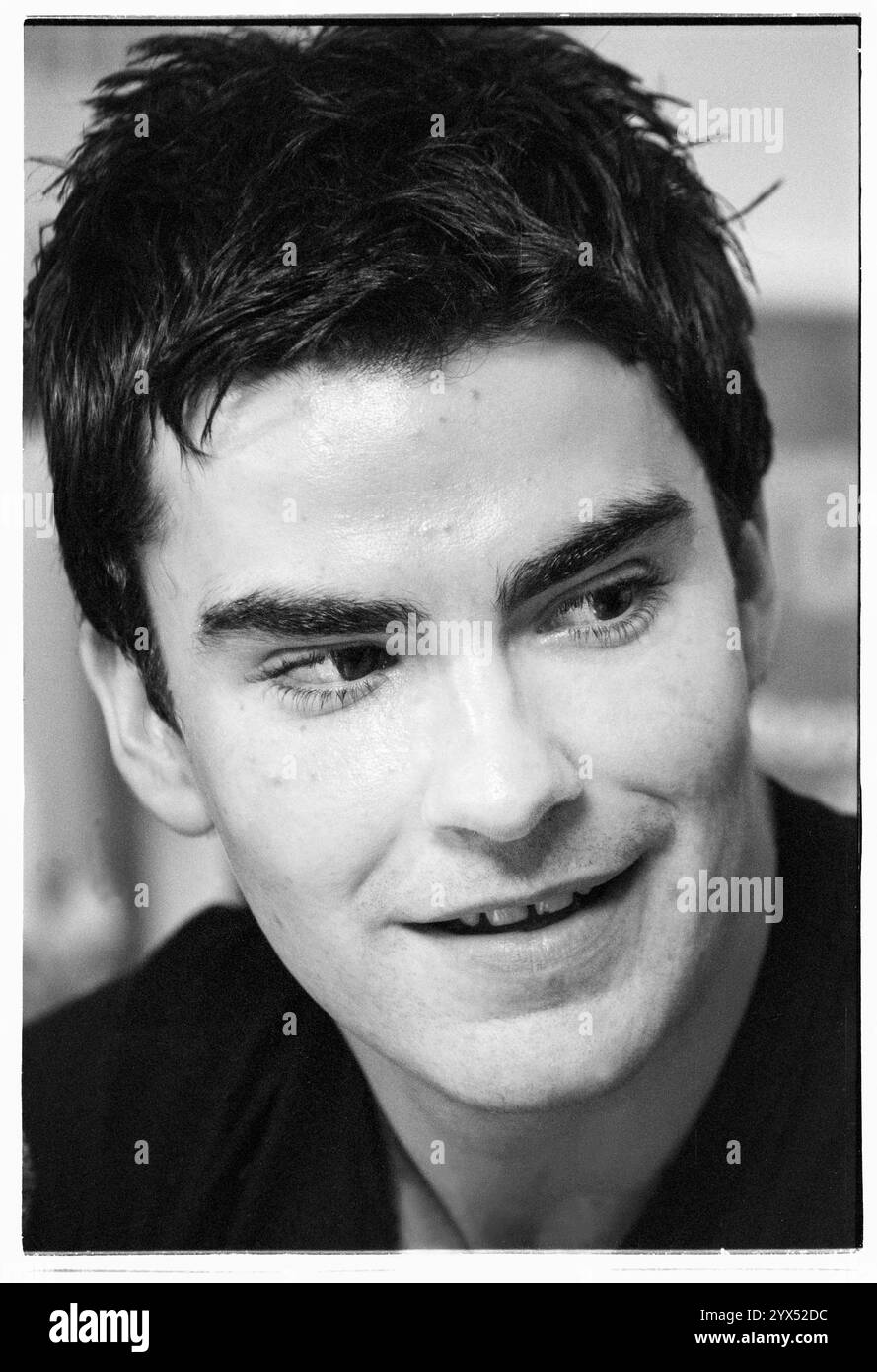 KELLY JONES, STEREOPHONICS, SOIRÉE DE LANCEMENT, PERFORMANCE ET ALBUM COCTAILS, 1999 : Kelly Jones répond aux questions. Stereophonics est le line-up original à la soirée de lancement et conférence de presse pour leur deuxième album performance and cocktails au Scott's Bar à Cardiff, pays de Galles, Royaume-Uni le 8 mars 1999. Photo : Rob Watkins. INFO : Stereophonics, un groupe de rock gallois, a émergé dans les années 1990 en tant que personnalités éminentes du rock britannique. Avec la voix râpeuse de Kelly Jones et des tubes comme 'Dakota', ils ont obtenu un succès commercial. Leur discographie reflète un mélange diversifié de genres rock, mettant en valeur leur attrait durable. Banque D'Images
