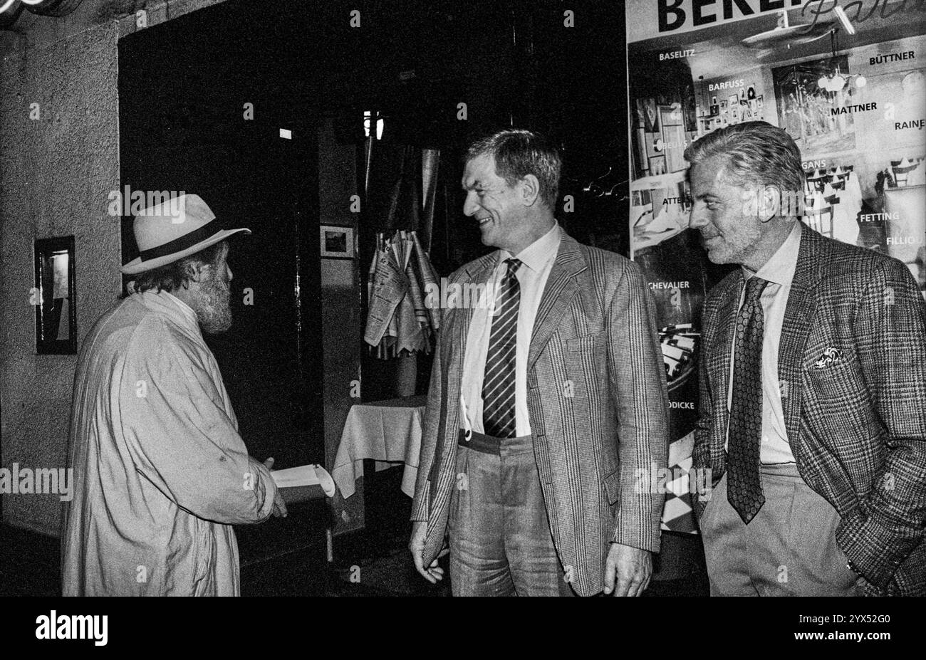 Allemagne, Berlin, 17.10.1991, Reinald Nohal, artiste, auteur (à gauche), Michel Würthle (à droite), propriétaire du Barreau de Paris à Kantstraße, avec un invité, [traduction automatique] Banque D'Images