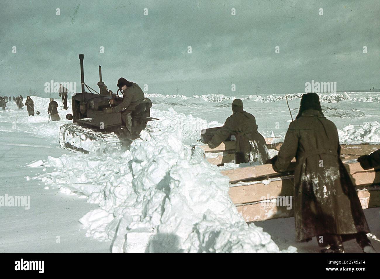 Les soldats de la 110e division d'infanterie travaillent au déneigement de la route près de leur poste à Makarowa, dans la section centrale du front de l'est, en hiver. Un tracteur tire des planches dans la neige. [traduction automatique] Banque D'Images