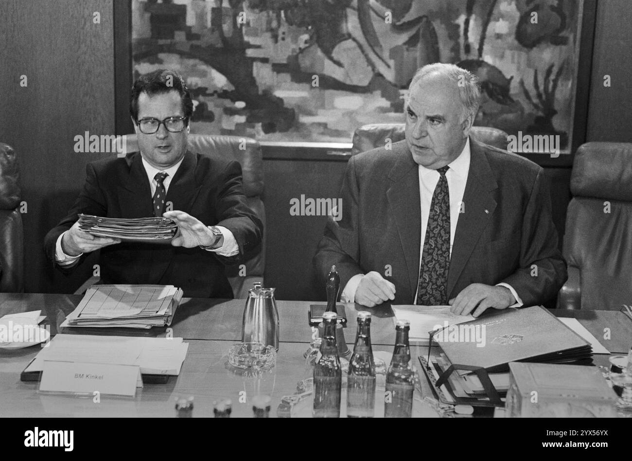 Allemagne, Bonn, 02.02.1994 Archive : 46-01-32 Réunion du Cabinet photo : le chancelier fédéral Helmut Kohl et Klaus Kinkel, ministre fédéral des Affaires étrangères [traduction automatique] Banque D'Images