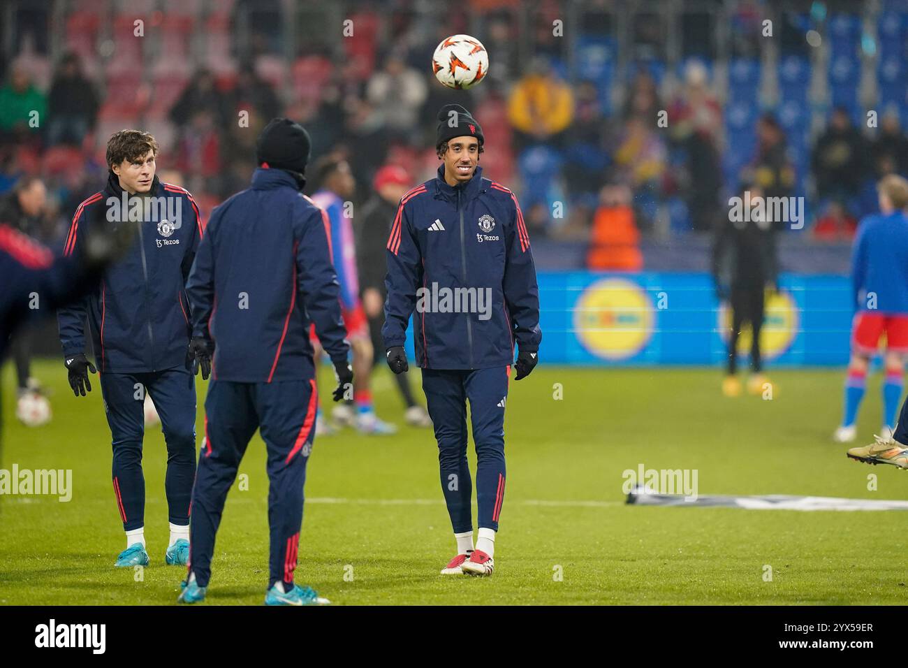 Pilsen, République tchèque. 12 décembre 2024. Le défenseur du Manchester United Leny Yoro (15 ans) s'échauffe pendant le match FC Viktoria Plzen contre Manchester United FC UEFA Europa League Matchday 6 Doosan Arena, Pilsen, République tchèque le 12 décembre 2024 Credit : Every second Media/Alamy Live News Banque D'Images