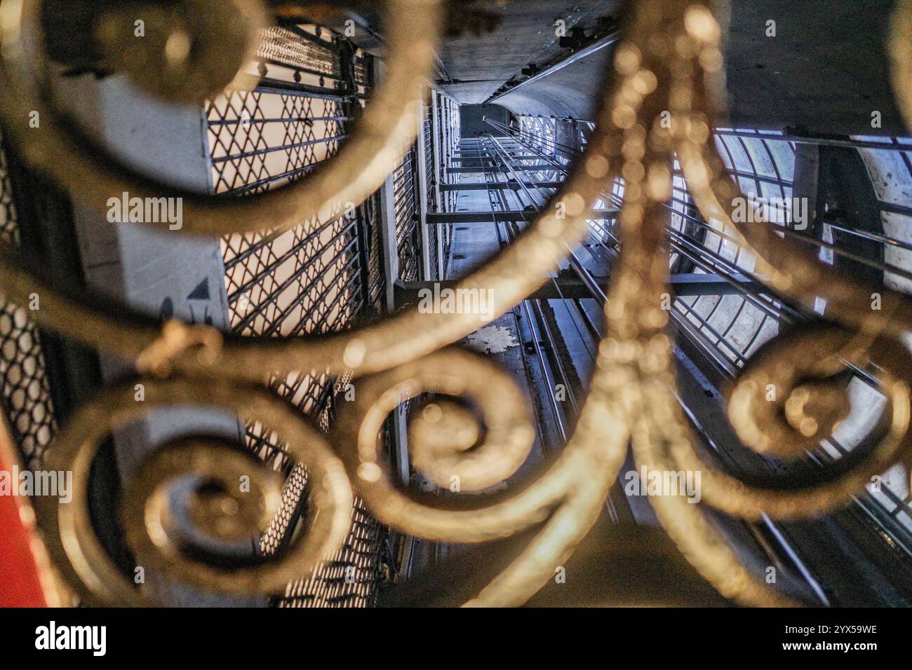 Buenos Aires, Argentine - 22 novembre 2024 : ascenseur dans l'historique Palacio Barolo Palace, Buenos Aires Banque D'Images