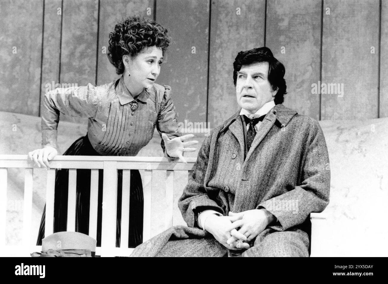Felicity Kendal (Anna Petrovna), Alan Bates (Nikolai IVANOV) dans IVANOV par Anton Tchekhov au Strand Theatre, Londres WC2 10/04/1989 dans une nouvelle version de Ronald Harwood design : Mark Thompson éclairage : Davy Cunningham réalisateur : Elijah Moshinsky Banque D'Images