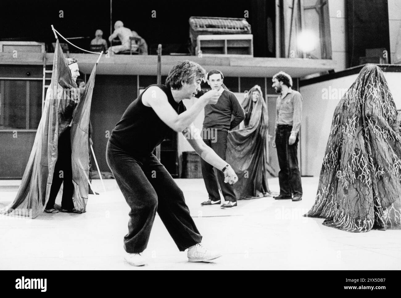 David Toguri (chorégraphe) en répétition pour LA TEMPÊTE de Shakespeare à la Royal Shakespeare Company (RSC), Royal Shakespeare Theatre, Stratford-upon-Avon, Angleterre en 1982 musique : Stephen Oliver design : Maria Bjornson éclairage : Richard Riddell chorégraphie : David Toguri réalisateur : Ron Daniels Banque D'Images