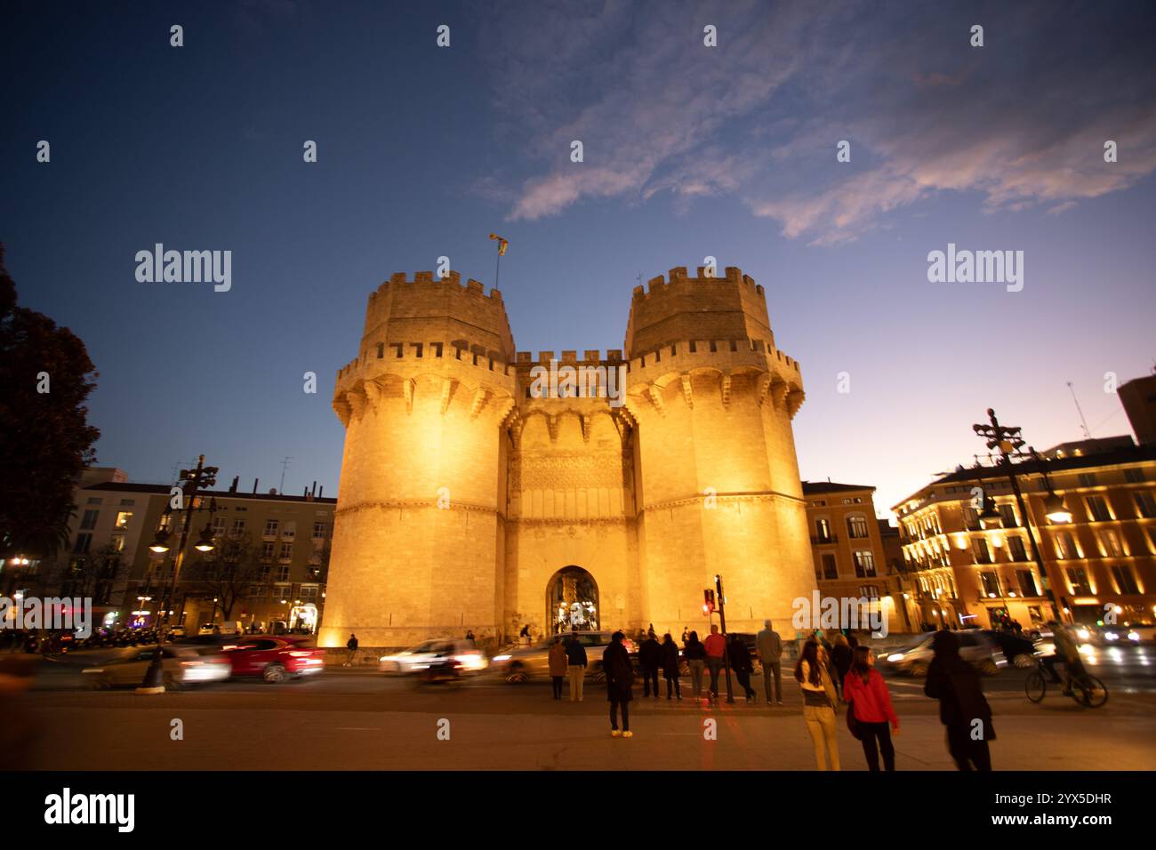 Valencia Espagne, le 13 décembre, Une étoile de Bethléem devant les Torres de Serranos à Valence, marquant l'inauguration du décor de Noël de la ville Banque D'Images