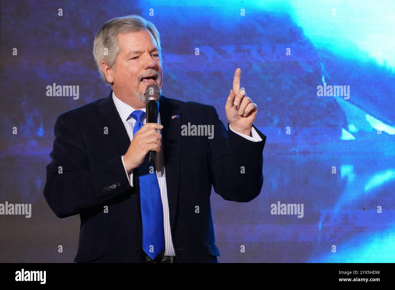 Anchorage, États-Unis d'Amérique. 20 novembre 2024. Michael Ryan, ancien sous-secrétaire adjoint à la Défense des États-Unis, prononce un discours lors de la Conférence sur la sécurité et la défense d'Anchorage, le 20 novembre 2024, à Anchorage, en Alaska. La conférence de trois jours a porté sur les discussions sur l'importance croissante des régions arctiques dans la sécurité mondiale. Crédit : Amber Kurka/DOD/Alamy Live News Banque D'Images