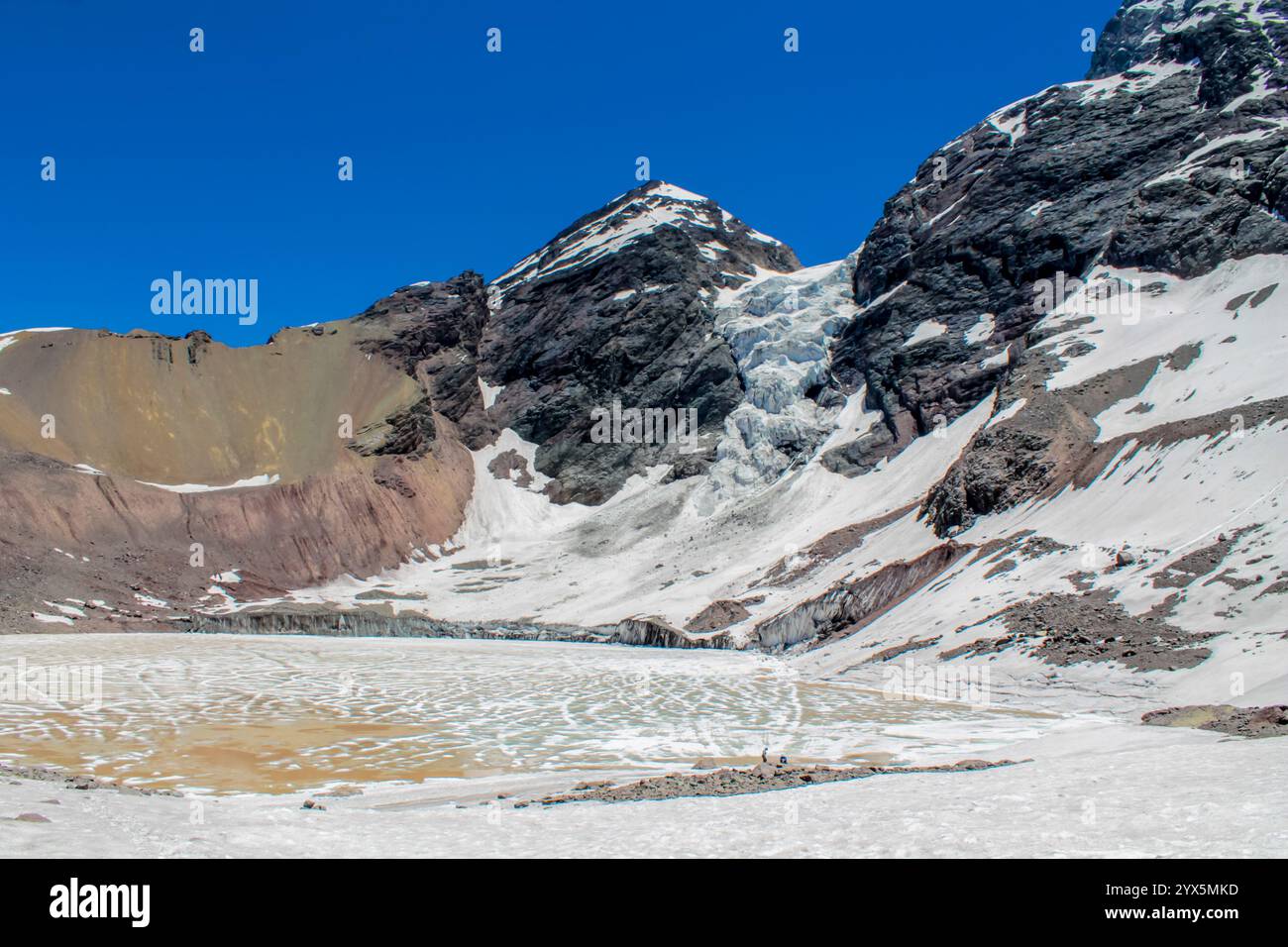 Montagne du volcan San Jose dans les Andes, Chili. Pic des Andes chiliennes avec neige, glace et glacier près de Santiago du Chili, Cajon del Maipo Banque D'Images