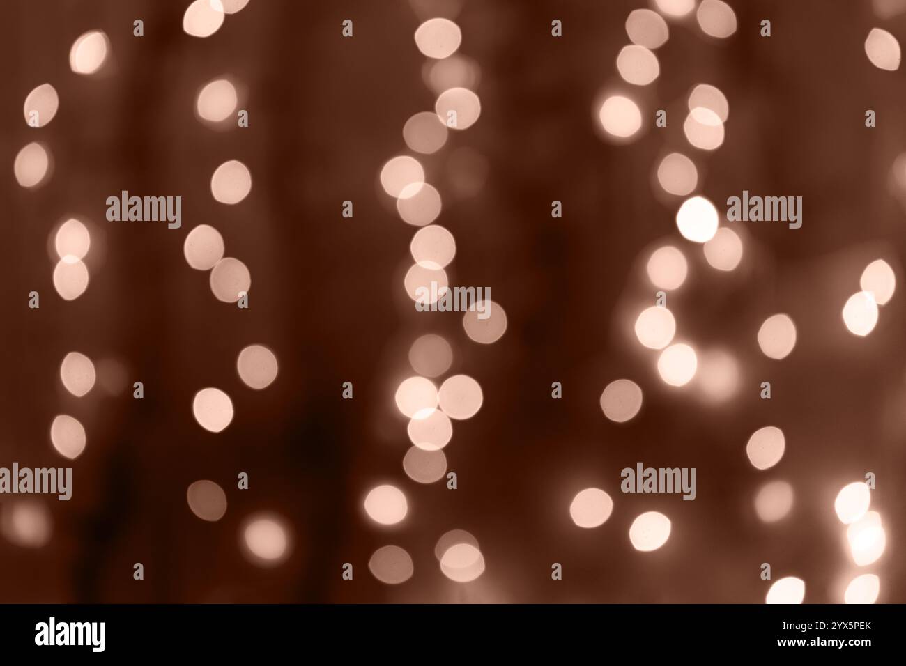 Lumières bokeh floues douces sur un fond marron. Banque D'Images