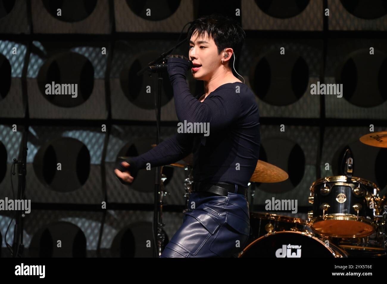 Manhattan, États-Unis. 13 décembre 2024. Wonho se produit au Z100 Jingle Ball All Access Lounge au Hammerstein Ballroom à Manhattan, New York, le 13 décembre 2024. Lee Ho-seok, connu sous son nom de scène Wonho, est un chanteur sud-coréen de Highline Entertainment. (Photo de Kyle Mazza/NurPhoto)0 crédit : NurPhoto SRL/Alamy Live News Banque D'Images