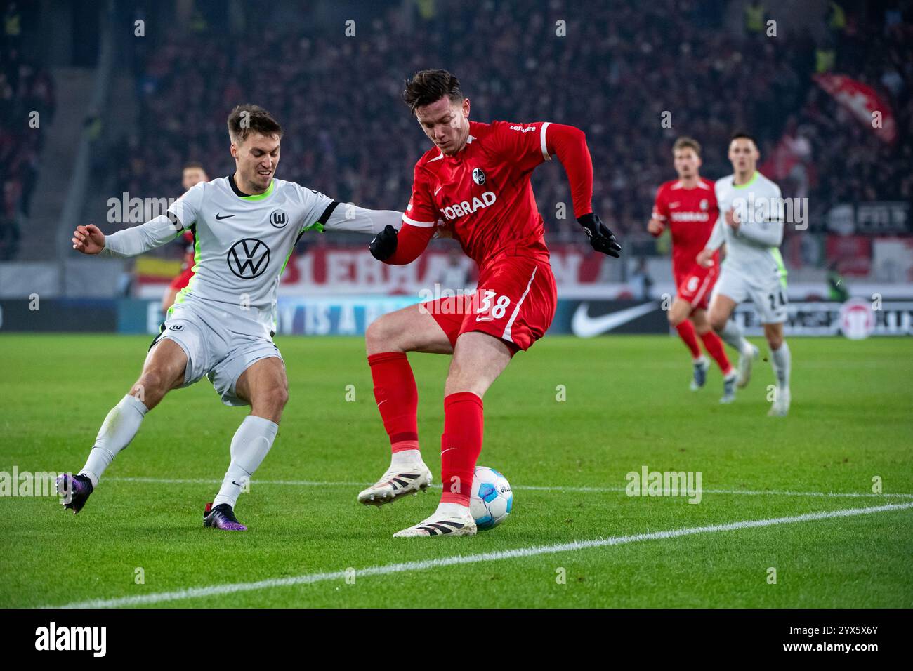 Michael Gregoritsch (SC Freiburg, #38) im Zweikampf mit Kilian Fischer (VfL Wolfsburg, #02), GER, SC Freiburg (SCF) vs VfL Wolfsburg (WOB), Fussball Bundesliga, 14. Spieltag, saison 2024/2025, 13.12.2024 la réglementation DFB/DFL interdit toute utilisation de photographies comme séquences d'images et/ou quasi-vidéo Foto : Eibner-Pressefoto/Michael Memmler Banque D'Images