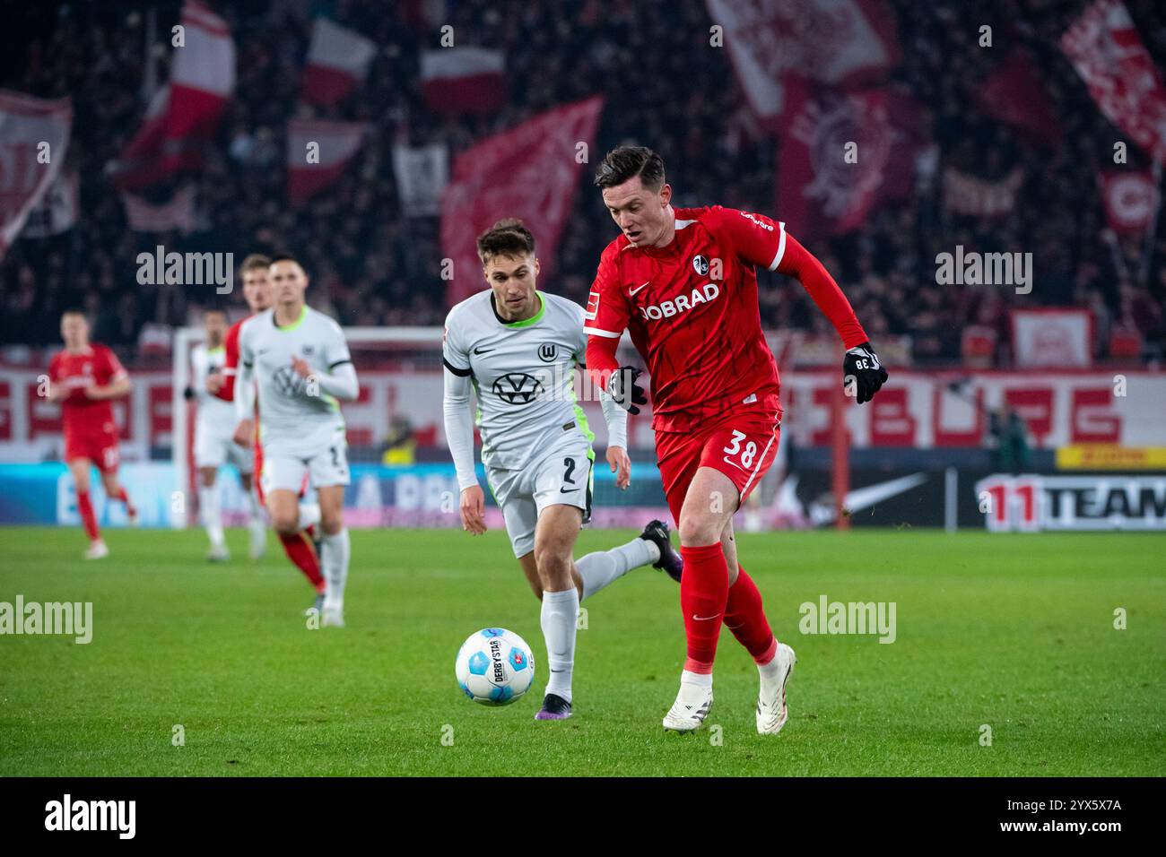 Michael Gregoritsch (SC Freiburg, #38) im Zweikampf mit Kilian Fischer (VfL Wolfsburg, #02), GER, SC Freiburg (SCF) vs VfL Wolfsburg (WOB), Fussball Bundesliga, 14. Spieltag, saison 2024/2025, 13.12.2024 la réglementation DFB/DFL interdit toute utilisation de photographies comme séquences d'images et/ou quasi-vidéo Foto : Eibner-Pressefoto/Michael Memmler Banque D'Images