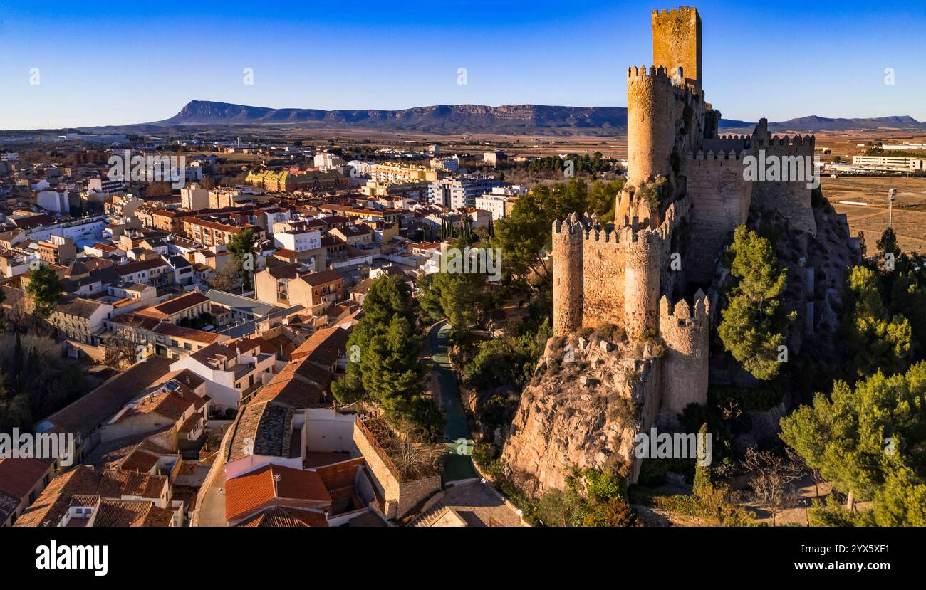 Les châteaux médiévaux les plus impressionnants et les villes d'Espagne, Castille-la Manche provice - Almansa, vue panoramique en angle élevé Banque D'Images