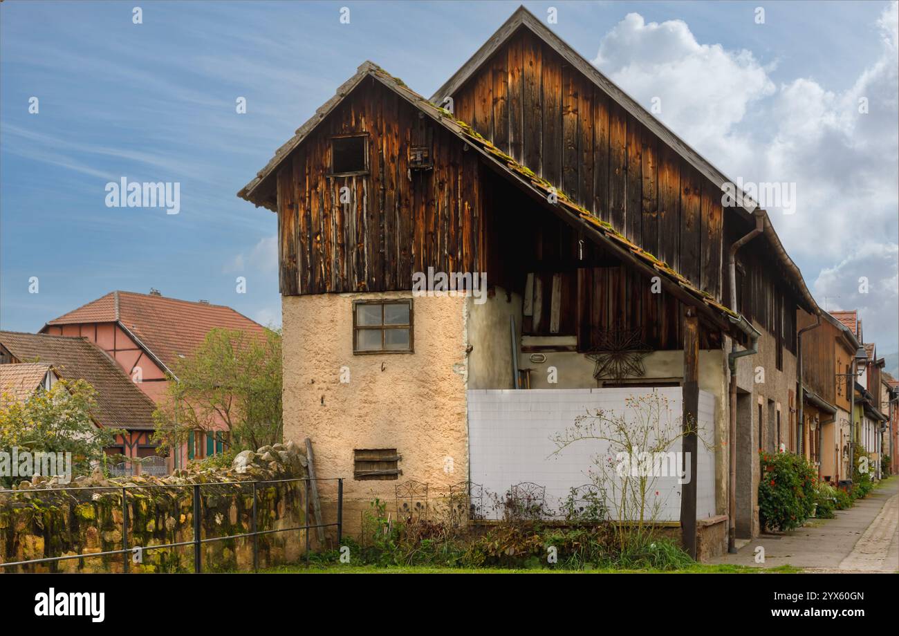 Rientzheim, Alsace, France - 19 octobre 2024 - ancien bâtiment en bois sur les murs firtifiés d'un village viticole d'Alsace Banque D'Images