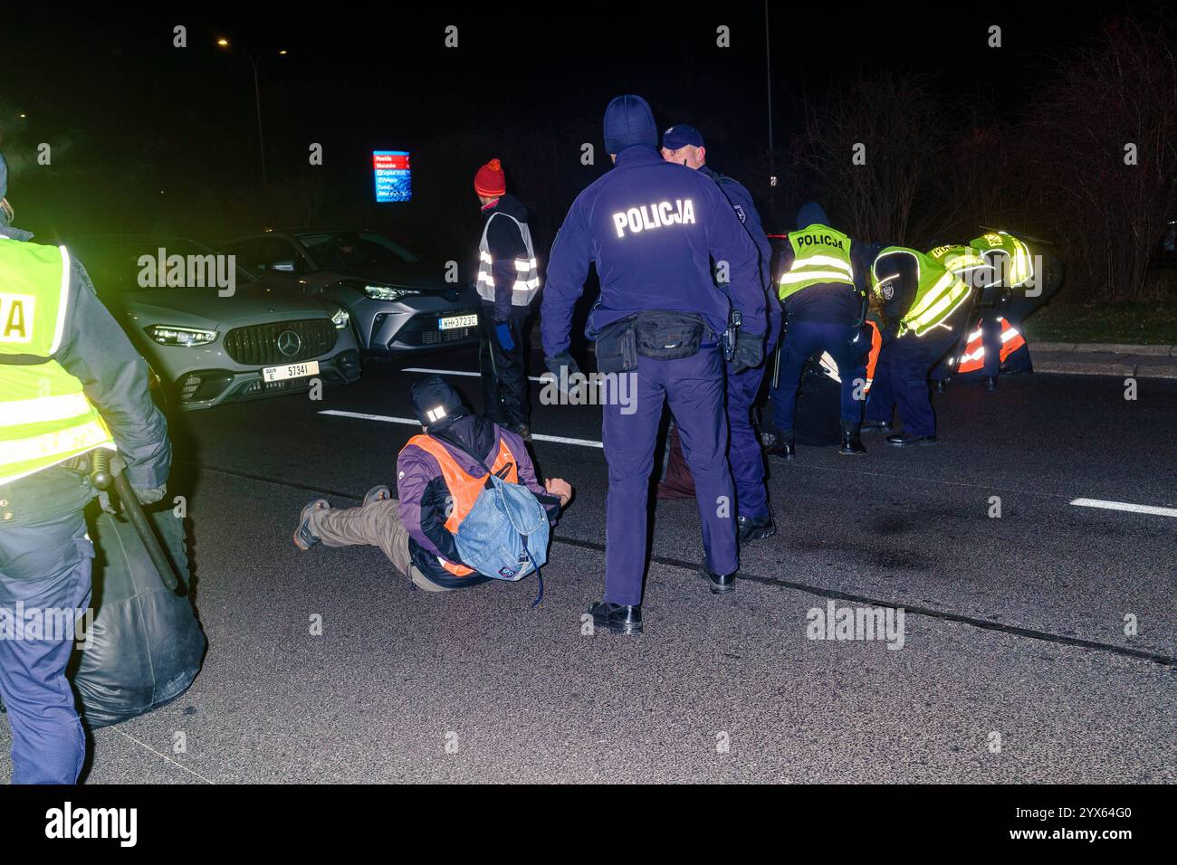 Plusieurs heures de blocus de l'une des routes les plus importantes de Varsovie par la dernière génération. La police retire les personnes qui bloquent la chaussée. Varsovie Pologne Copyright : xMikolajxJaneczekx Banque D'Images