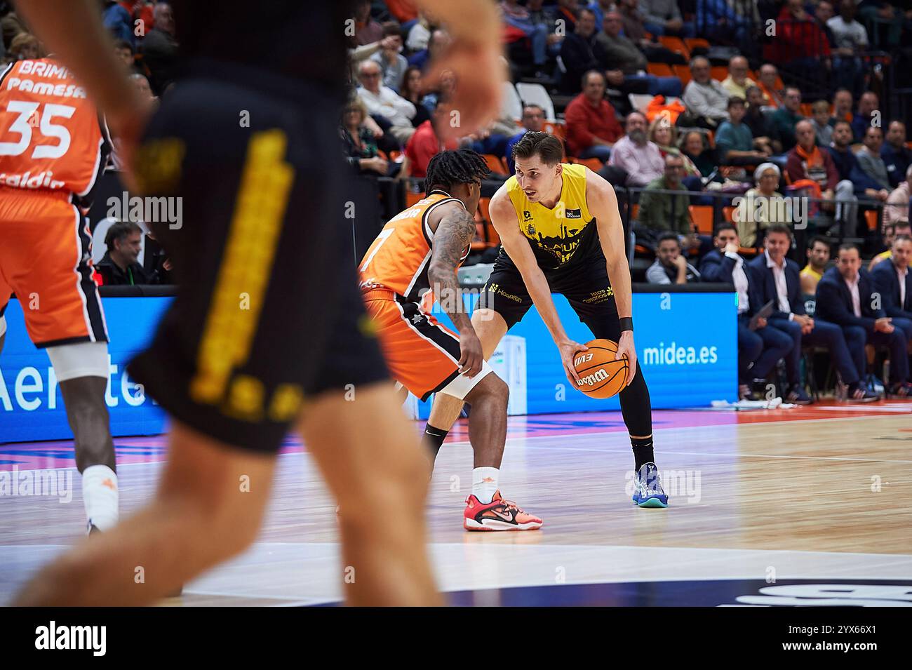 Valencia, Espagne. 13 décembre 2024. David Kramer de la Laguna Tenerife vu en action lors de la Liga Endesa saison régulière Round 6 entre Valencia basket et la Laguna Tenerife au Pabellon Fuente de San Luis. Note finale : Valencia basket 96 : 81 la Laguna Tenerife. (Photo de Vicente Vidal Fernandez/SOPA images/Sipa USA) crédit : Sipa USA/Alamy Live News Banque D'Images