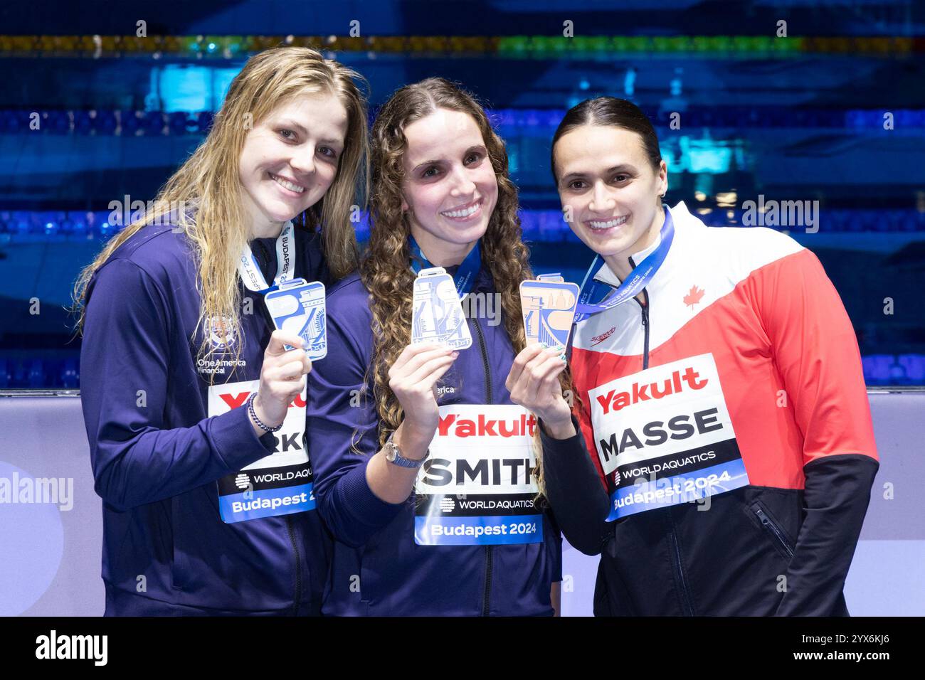 Budapest, Hongrie. 13 décembre 2024. La médaillée d'or Regan Smith (C) des États-Unis, la médaillée d'argent Katharine Berkoff (G) des États-Unis et la médaillée de bronze Kylie masse du Canada posent lors de la cérémonie de remise du 50 m dos féminin aux Championnats du monde de natation aquatique (25 m) à Budapest, Hongrie, le 13 décembre 2024. Crédit : Attila Volgyi/Xinhua/Alamy Live News Banque D'Images