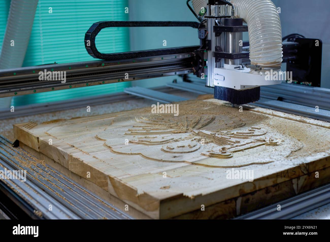 Sculpture en bois de teck d'un collage stylisé sur une machine CNC, une pièce de tête pour un navire, des animaux marins Banque D'Images