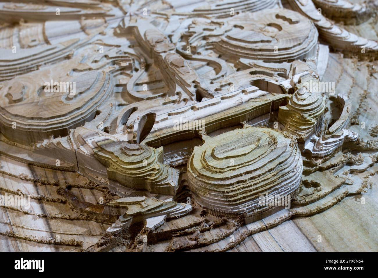 Sculpture en bois de teck d'un collage stylisé sur une machine CNC, une pièce de tête pour un navire, des animaux marins Banque D'Images