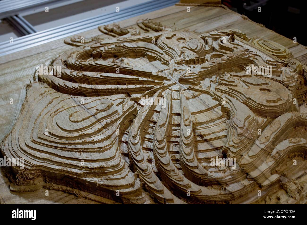 Sculpture en bois de teck d'un collage stylisé sur une machine CNC, une pièce de tête pour un navire, des animaux marins Banque D'Images