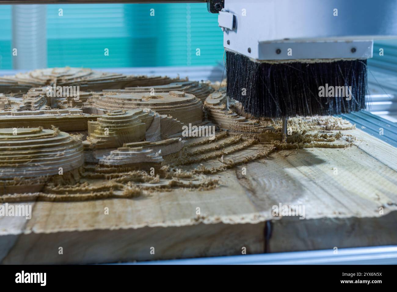 Sculpture en bois de teck d'un collage stylisé sur une machine CNC, une pièce de tête pour un navire, des animaux marins Banque D'Images