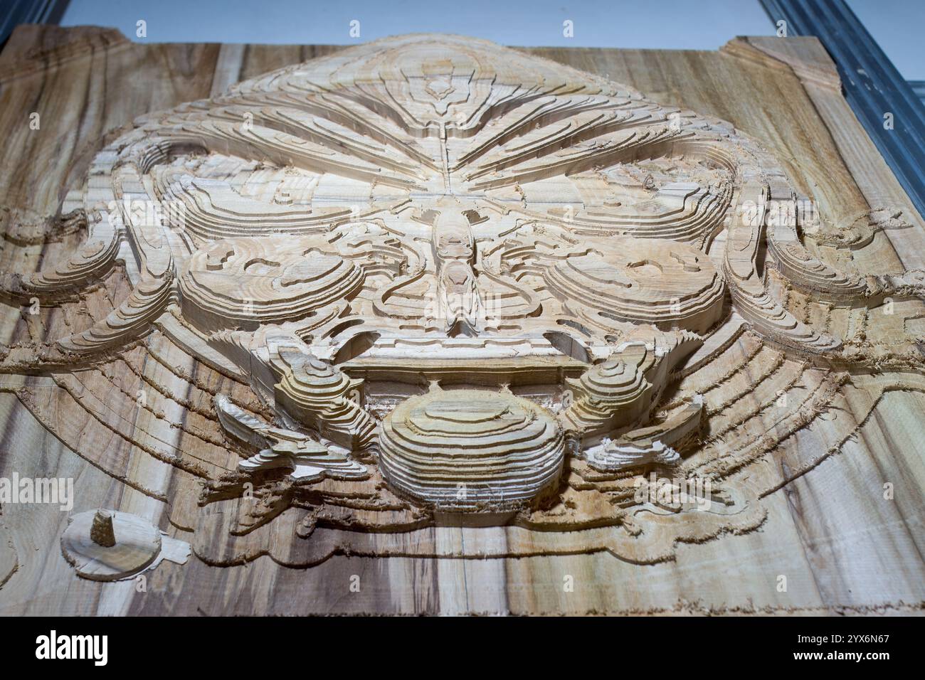 Sculpture en bois de teck d'un collage stylisé sur une machine CNC, une pièce de tête pour un navire, des animaux marins Banque D'Images