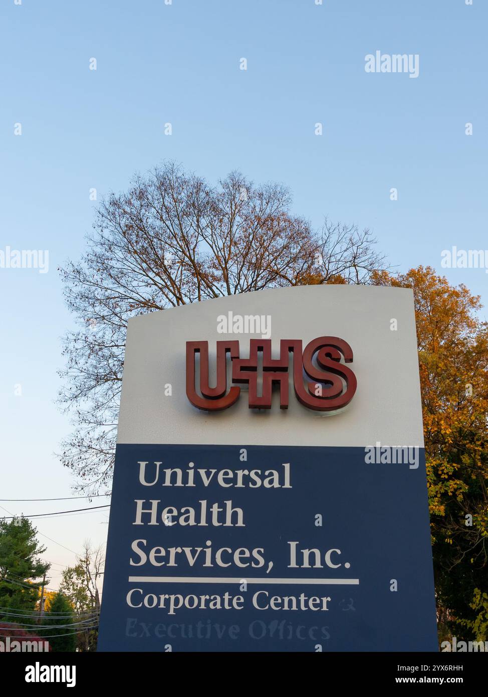 Logo Universal Health services (UHS) à l'extérieur de son siège social à King of Prussia, PA, États-Unis, 5 novembre 2023. Banque D'Images