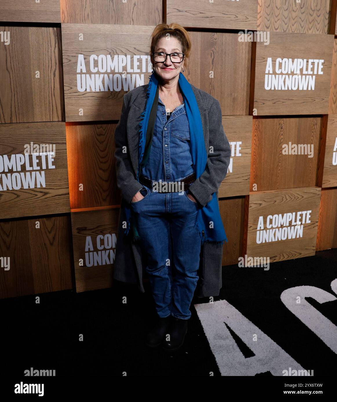 New York, États-Unis. 13 décembre 2024. Edie Falco arrive sur le tapis rouge à la première de Searchlight Pictures 'A Complete Unknown' au SVA Theater le vendredi 13 décembre 2024 à New York. Photo de John Angelillo/UPI crédit : UPI/Alamy Live News Banque D'Images