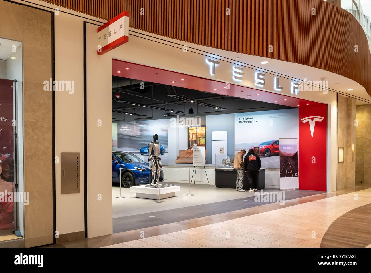 Natick, ma, États-Unis - 9 novembre 2023 : Tesla StoreFront dans un centre commercial à Natick, Massachusetts, États-Unis Banque D'Images Natick, ma, États-Unis - 9 novembre 2023 : Tesla StoreFront dans un centre commercial à Natick, Massachusetts, États-Unis Banque D'Images