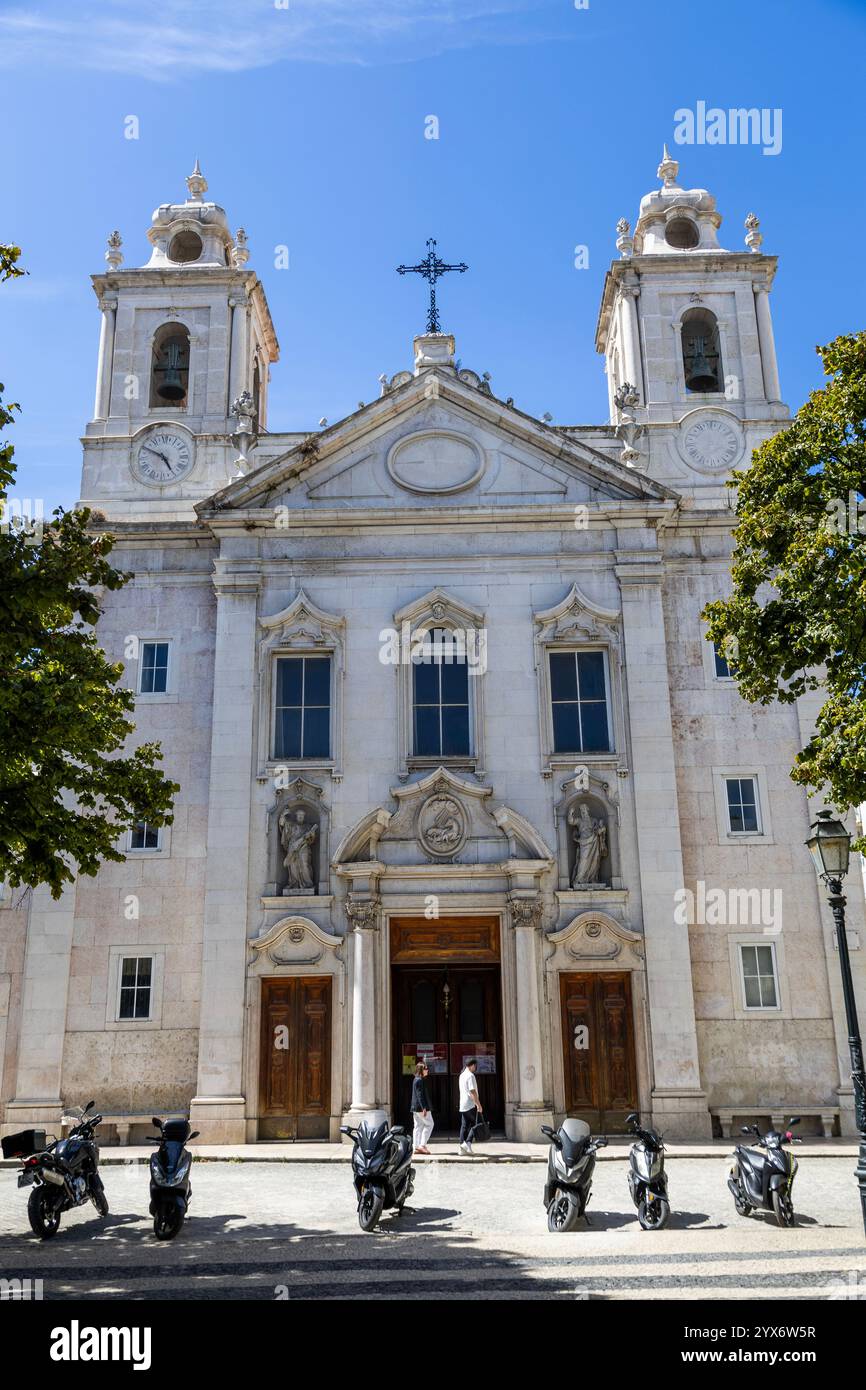 Vue de l'église de Sao Paulo, reconstruite en 1768 après le tremblement de terre de 1755 avec une façade baroque néoclassique et deux clochers. Banque D'Images