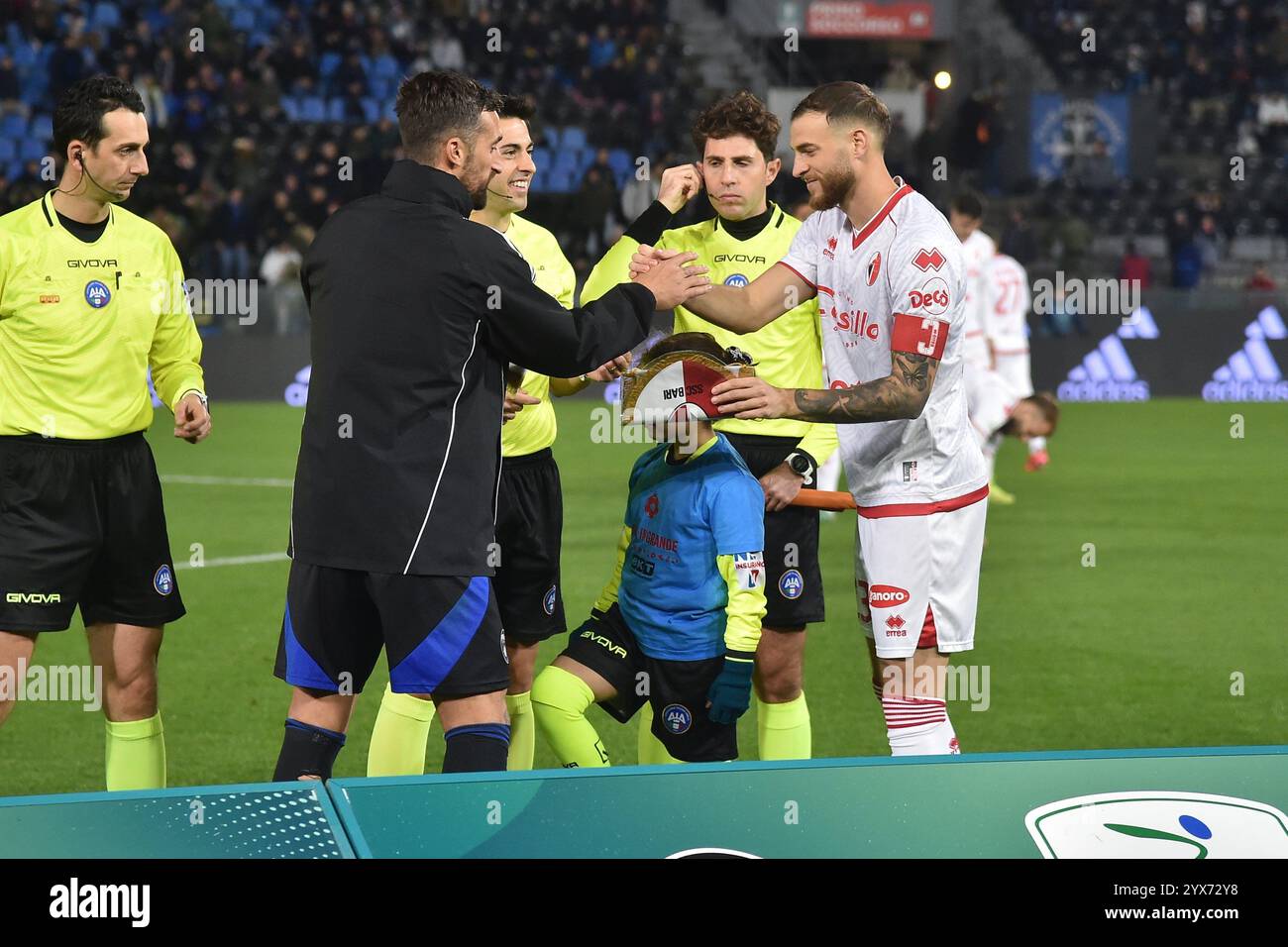 Pise, Italie. 13 décembre 2024. Antonio Caracciolo (Pise) et Francesco Vicari (Bari) pendant AC Pise vs SSC Bari, match de football italien Serie B à Pise, Italie, 13 décembre 2024 crédit : Agence photo indépendante/Alamy Live News Banque D'Images