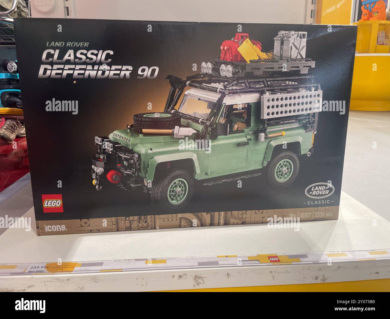 Étagères présentant des ensembles LEGO, modèle Classic Defender 90. - Image de stock capturée avec un smartphone