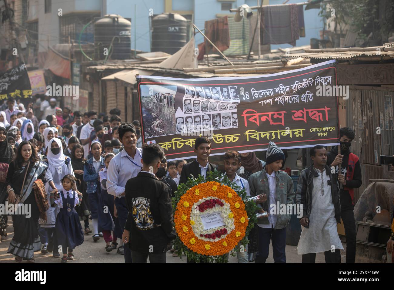 Un groupe d'étudiants rend hommage aux intellectuels martyrs lors de la Journée commémorative des intellectuels martyrs. Le jour commémoratif des intellectuels martyrs, le Bangladesh commémore de nombreux intellectuels bengalis qui ont tragiquement perdu la vie pendant la guerre de libération du Bangladesh en 1971. Ces intellectuels ont été délibérément ciblés et brutalement tués dans l'ex-Pakistan oriental par l'armée pakistanaise et leurs alliés, pour saper la nation émergente en éradiquant ses individus talentueux et intellectuels. (Photo de Sazzad Hossain/SOPA images/SIPA USA) Banque D'Images