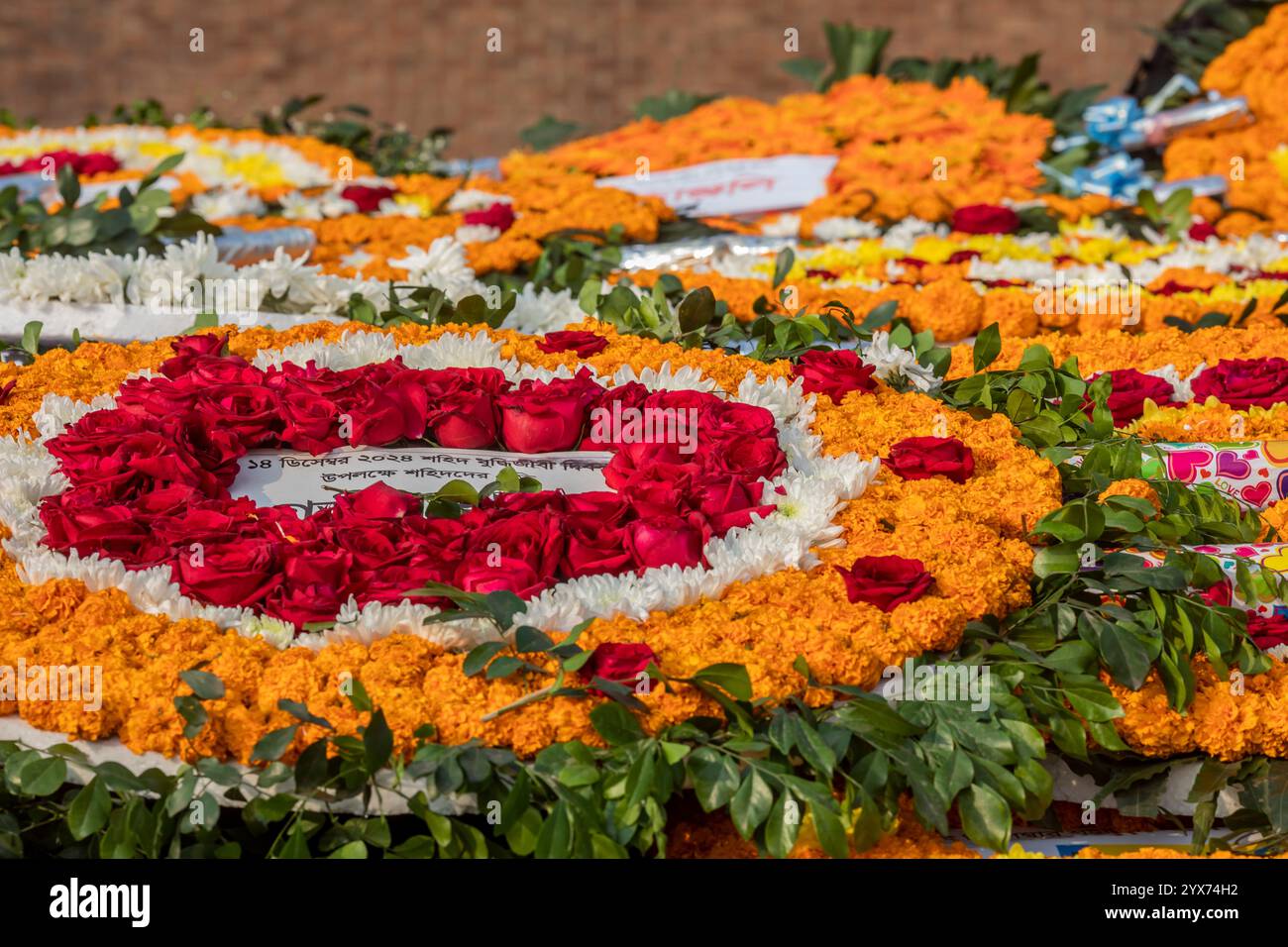 Des fleurs sont aperçues devant le mémorial intellectuel martyrisé pendant le jour du souvenir des intellectuels martyrisés. Le jour commémoratif des intellectuels martyrs, le Bangladesh commémore de nombreux intellectuels bengalis qui ont tragiquement perdu la vie pendant la guerre de libération du Bangladesh en 1971. Ces intellectuels ont été délibérément ciblés et brutalement tués dans l'ex-Pakistan oriental par l'armée pakistanaise et leurs alliés, pour saper la nation émergente en éradiquant ses individus talentueux et intellectuels. (Photo de Sazzad Hossain/SOPA images/SIPA USA) Banque D'Images