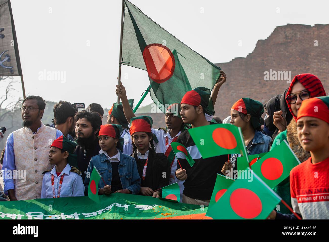 Un groupe d'étudiants tient un drapeau bangladais pendant la Journée commémorative des intellectuels martyrs. Le jour commémoratif des intellectuels martyrs, le Bangladesh commémore de nombreux intellectuels bengalis qui ont tragiquement perdu la vie pendant la guerre de libération du Bangladesh en 1971. Ces intellectuels ont été délibérément ciblés et brutalement tués dans l'ex-Pakistan oriental par l'armée pakistanaise et leurs alliés, pour saper la nation émergente en éradiquant ses individus talentueux et intellectuels. (Photo de Sazzad Hossain/SOPA images/SIPA USA) Banque D'Images