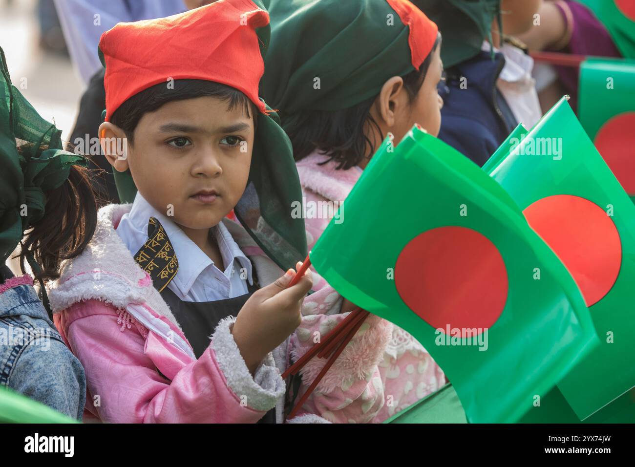 Les enfants tiennent des drapeaux du Bangladesh pendant la Journée commémorative des intellectuels martyrs. Le jour commémoratif des intellectuels martyrs, le Bangladesh commémore de nombreux intellectuels bengalis qui ont tragiquement perdu la vie pendant la guerre de libération du Bangladesh en 1971. Ces intellectuels ont été délibérément ciblés et brutalement tués dans l'ex-Pakistan oriental par l'armée pakistanaise et leurs alliés, pour saper la nation émergente en éradiquant ses individus talentueux et intellectuels. (Photo de Sazzad Hossain/SOPA images/SIPA USA) Banque D'Images