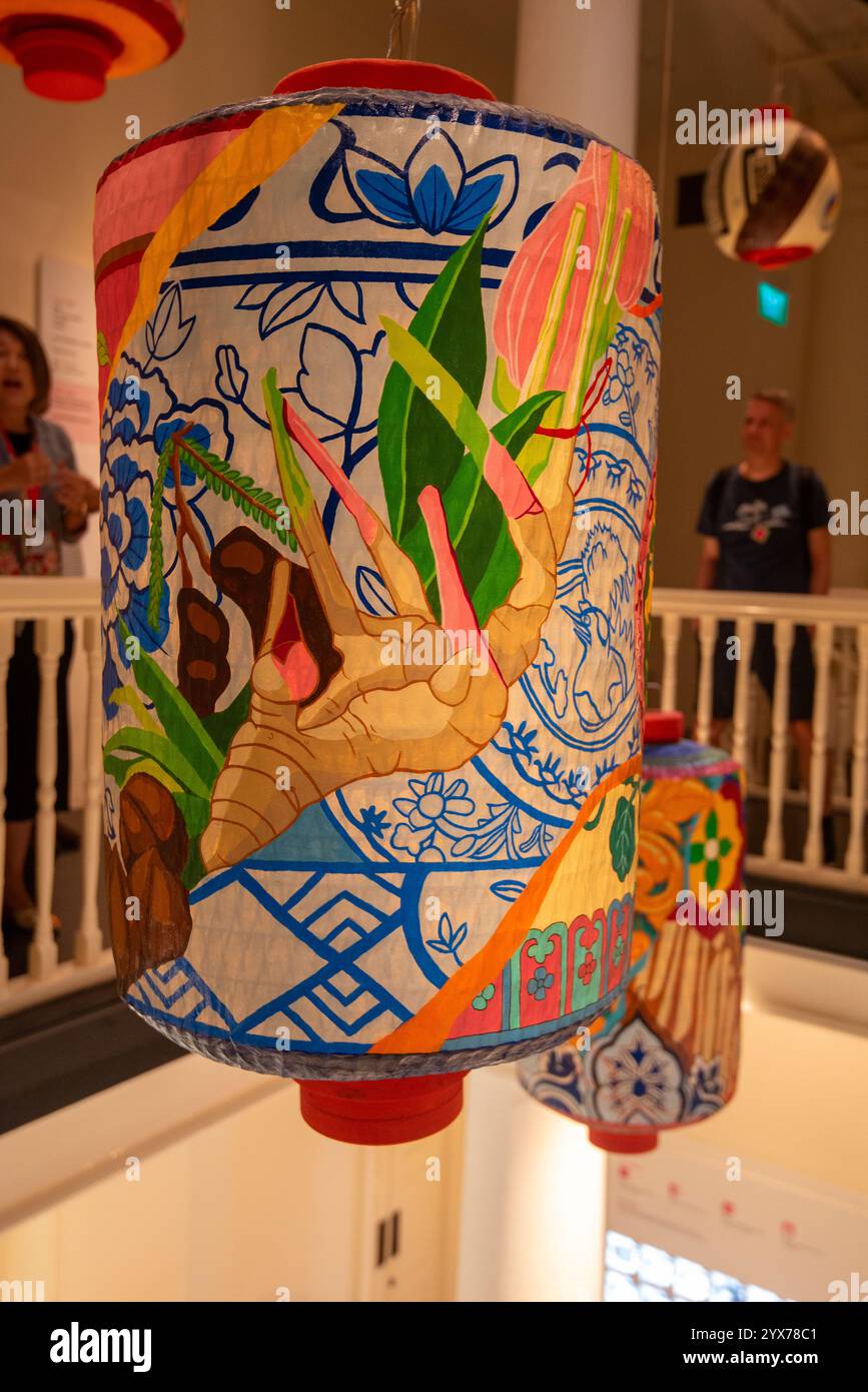 Des lanternes de papier chinoises sont accrochées dans le vide central intérieur du musée Peranakan dans le district musulman de Singapour Banque D'Images