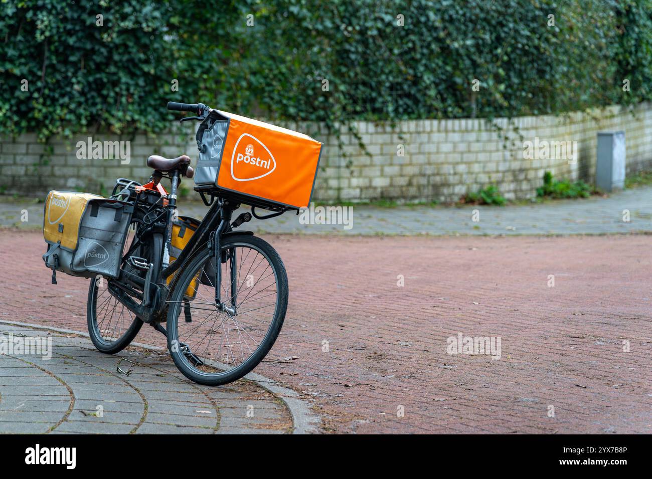 Ede, pays-Bas, 10.12.2024, vélo du facteur néerlandais, vélo postal avec sacs et logo de PostNL Banque D'Images