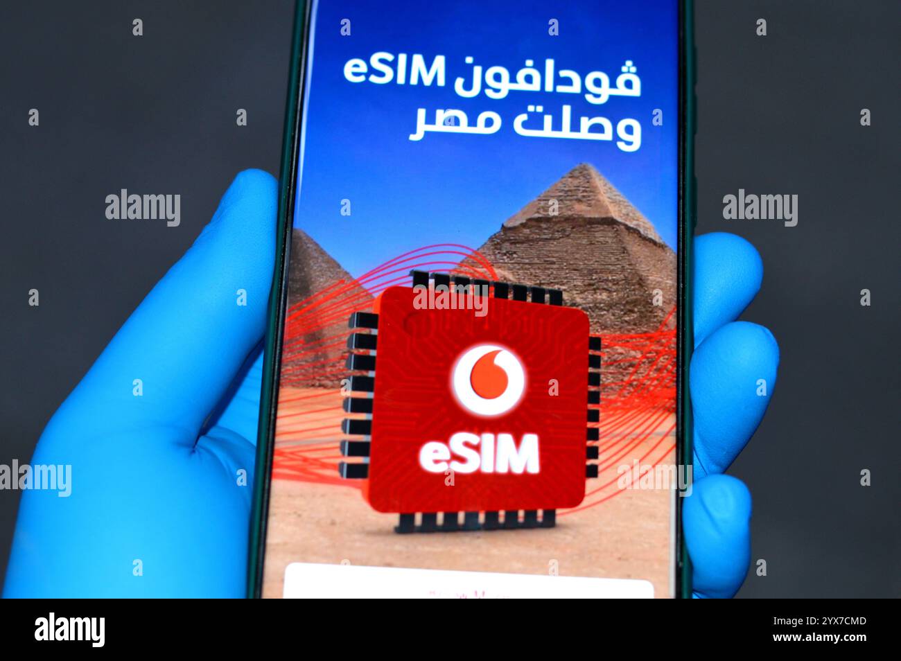 Le Caire, Égypte, 7 décembre 2024 : Vodafone eSIM en Égypte, publicité pour Vodafone Égypte pour la carte SIM intégrée, une forme de carte SIM intégrée directement dans un Banque D'Images