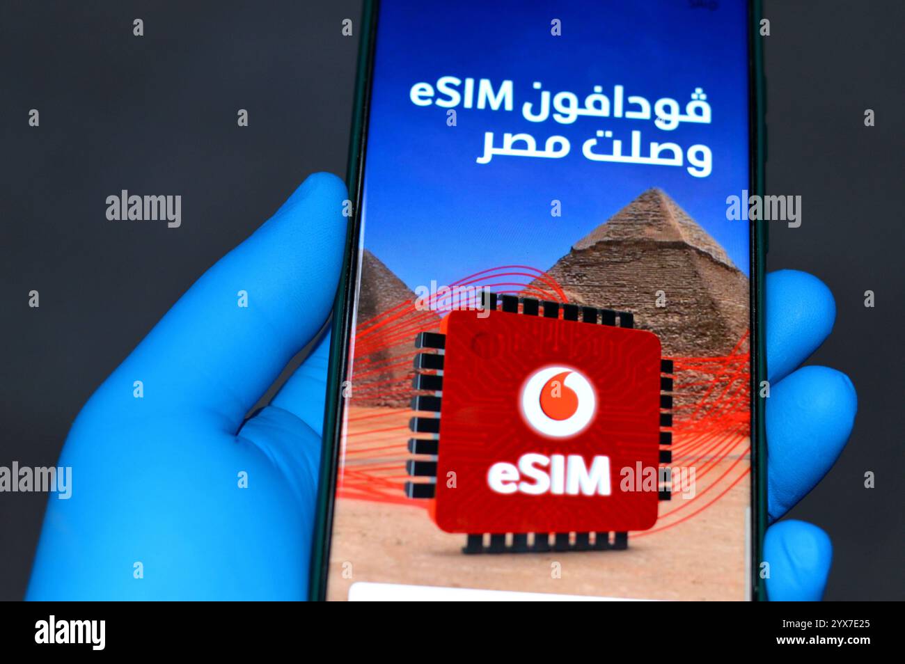 Le Caire, Égypte, 7 décembre 2024 : Vodafone eSIM en Égypte, publicité pour Vodafone Égypte pour la carte SIM intégrée, une forme de carte SIM intégrée directement dans un Banque D'Images