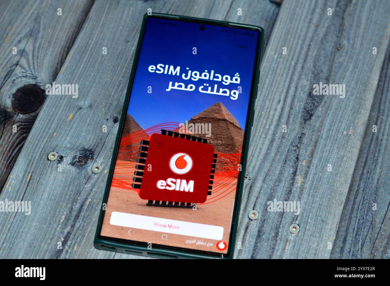 Le Caire, Égypte, 7 décembre 2024 : Vodafone eSIM en Égypte, publicité pour Vodafone Égypte pour la carte SIM intégrée, une forme de carte SIM intégrée directement dans un Banque D'Images