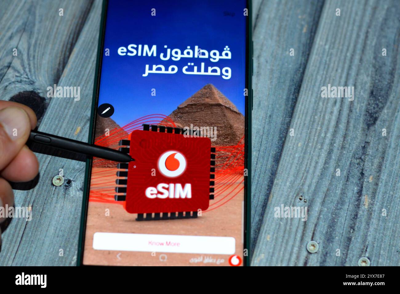 Le Caire, Égypte, 7 décembre 2024 : Vodafone eSIM en Égypte, publicité pour Vodafone Égypte pour la carte SIM intégrée, une forme de carte SIM intégrée directement dans un Banque D'Images