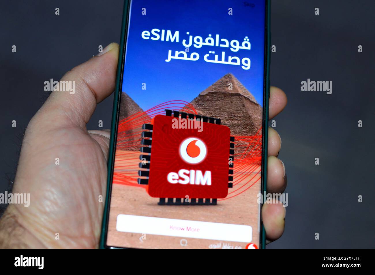 Le Caire, Égypte, 7 décembre 2024 : Vodafone eSIM en Égypte, publicité pour Vodafone Égypte pour la carte SIM intégrée, une forme de carte SIM intégrée directement dans un Banque D'Images