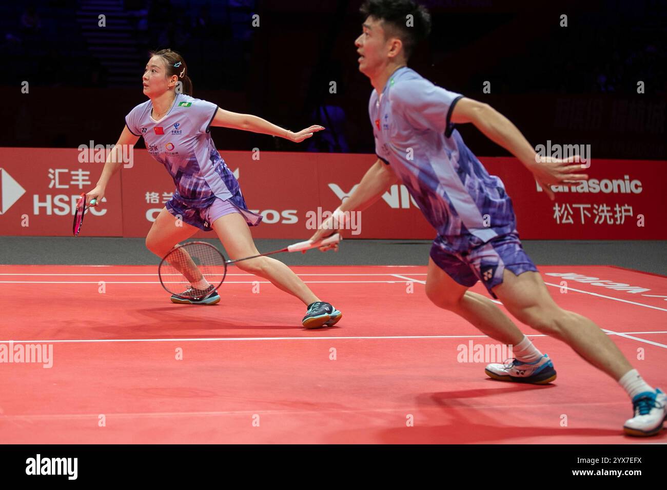 Zheng si Wei et Huang ya Qiong, de Chine, affrontent Jiang Zhen Bang et Wei ya Xin, de Chine, lors du double tour mixte 1 de la finale du HSBC BWF World Tour au gymnase du Centre sportif olympique de Hangzhou à Hangzhou, province du Zhejiang, Chine, le 11 décembre 2024 photo via Newscom Banque D'Images