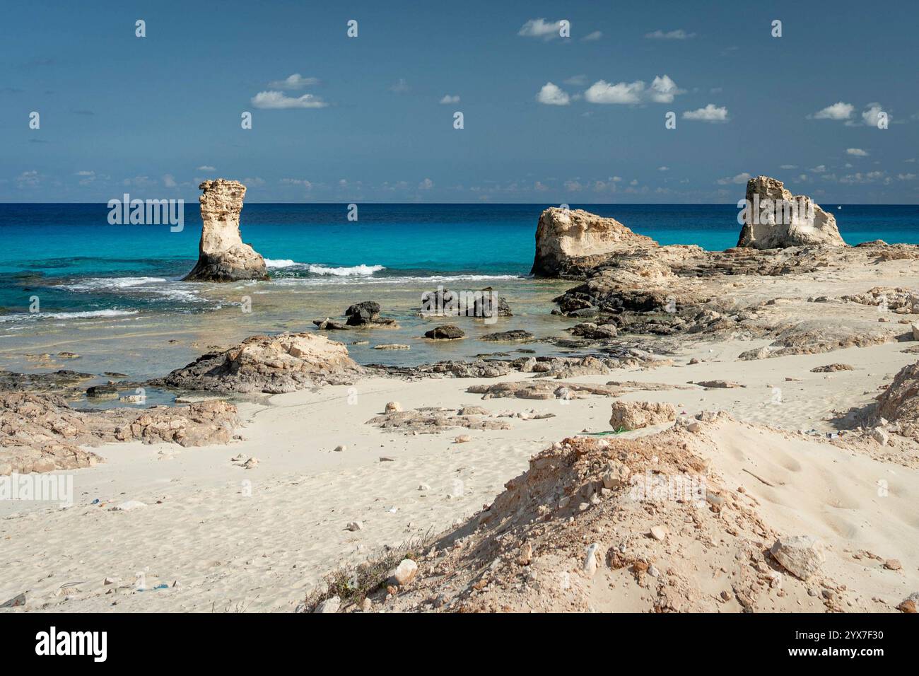 Vue imprenable sur la côte immaculée de Mersa Matruh, avec ses eaux Azur, ses formations rocheuses uniques et ses plages de sable doré sous un ciel dégagé Banque D'Images