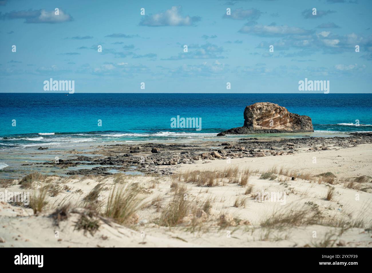 Vue imprenable sur la côte immaculée de Mersa Matruh, avec ses eaux Azur, ses formations rocheuses uniques et ses plages de sable doré sous un ciel dégagé Banque D'Images