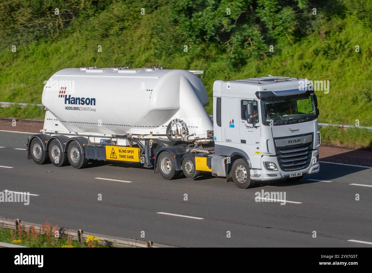 Hanson Cement Group ; Heidelberg camions de livraison de transport, camion, transport, camion, transporteur de marchandises, véhicule poids lourd, industrie européenne du transport commercial, voyageant sur leM6 à Manchester, Royaume-Uni Banque D'Images